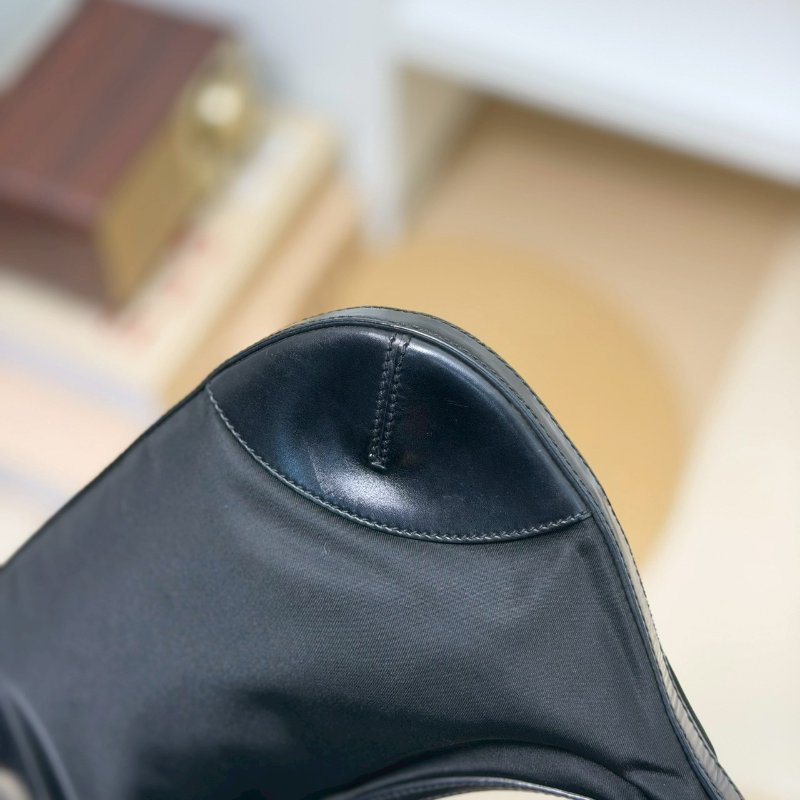 (超甜價💓手慢就沒)🏷Prada 普拉達.中古腋下包/客人寄賣-7