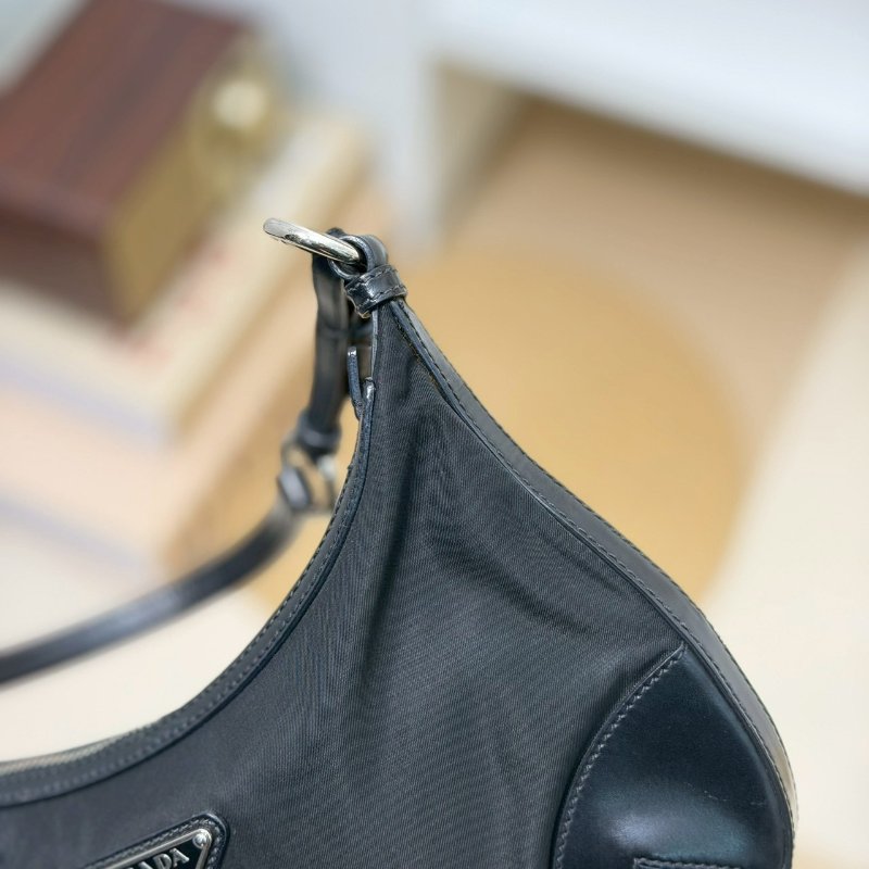 (超甜價💓手慢就沒)🏷Prada 普拉達.中古腋下包/客人寄賣-9