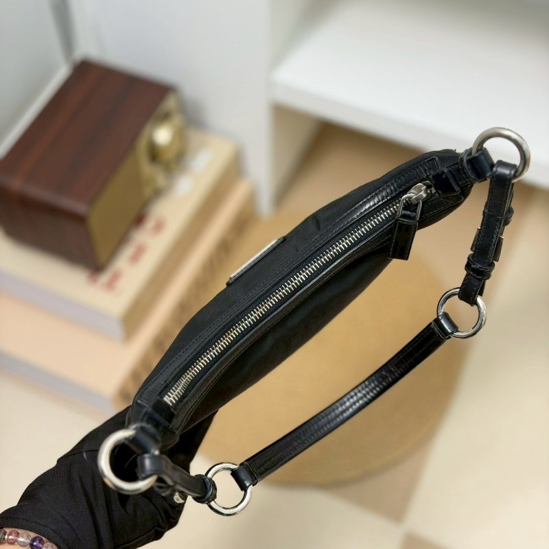 (超甜價💓手慢就沒)🏷Prada 普拉達.中古腋下包/客人寄賣-13