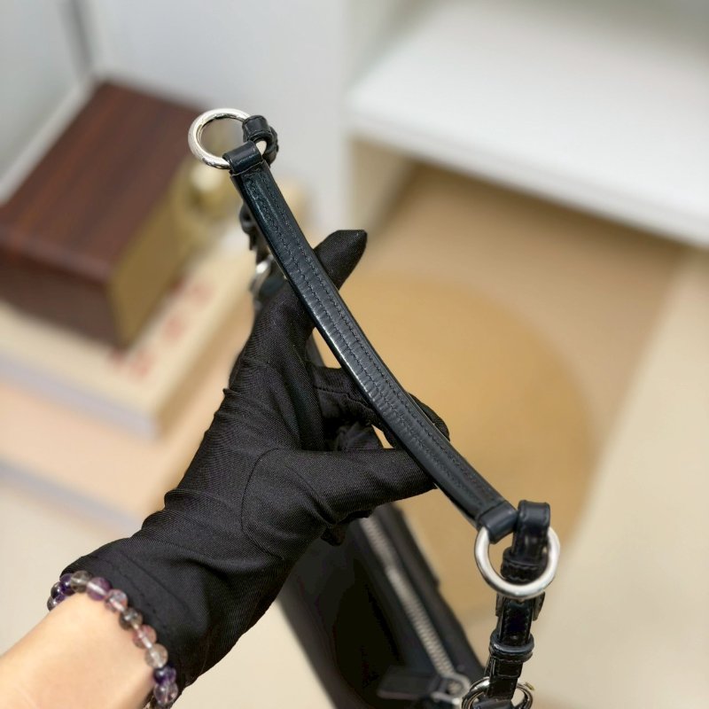 (超甜價💓手慢就沒)🏷Prada 普拉達.中古腋下包/客人寄賣-16