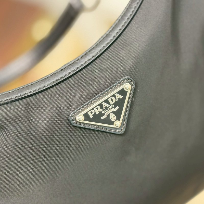 (超甜價💓手慢就沒)🏷Prada 普拉達.中古腋下包/客人寄賣-19