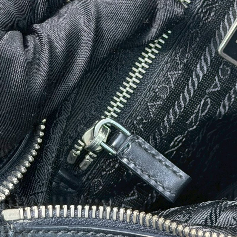 (超甜價💓手慢就沒)🏷Prada 普拉達.中古腋下包/客人寄賣-22