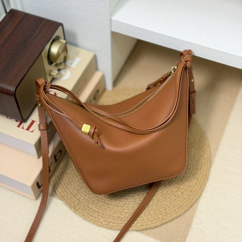 （稀有補貨✨超熱門！）🏷Loewe 羅意威．Mini Hammock Hobo-0