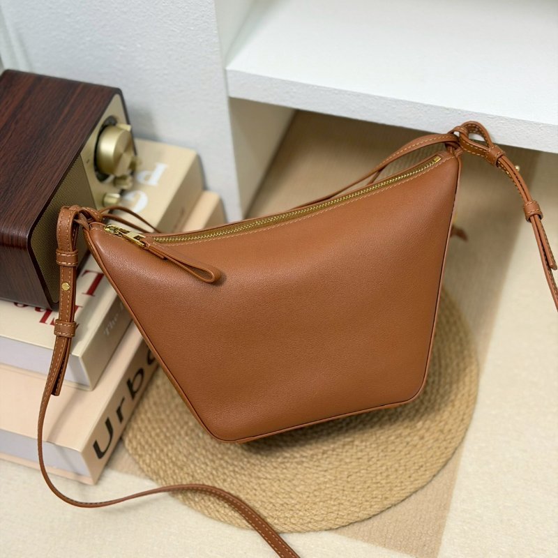 （稀有補貨✨超熱門！）🏷Loewe 羅意威．Mini Hammock Hobo-1