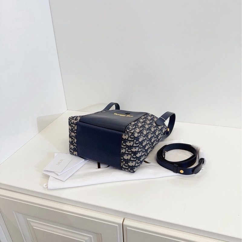 【閒置未使用🆕】Dior 新款signature老花菜籃子水桶包-6