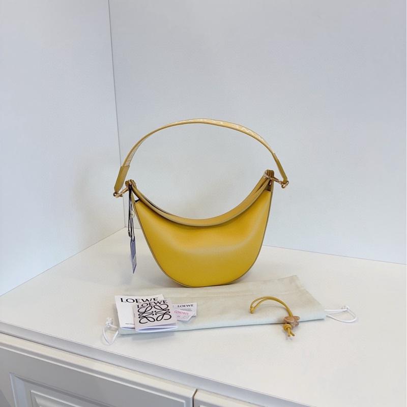 【未使用🆕】Loewe 限量藝術家合作款🌙黃釉色Luna月牙包-1