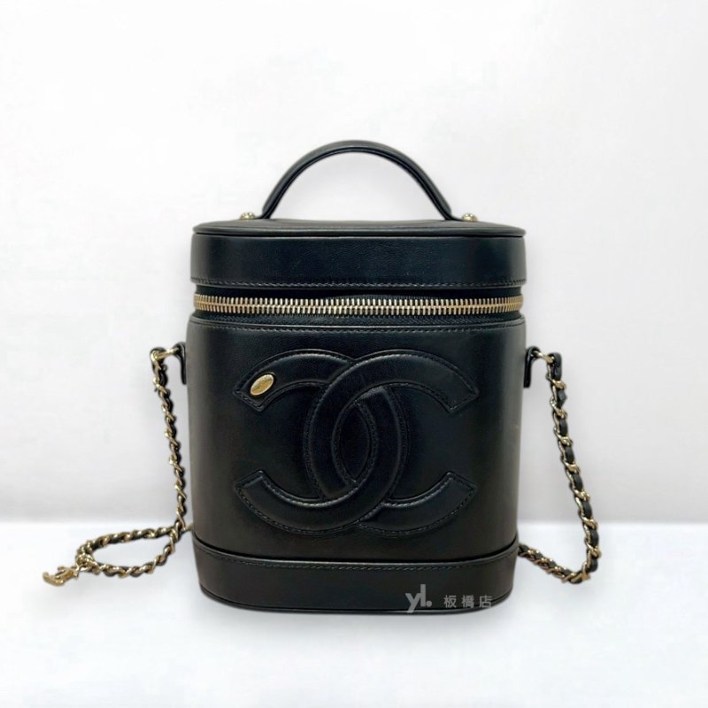 S5393-CHANEL 黑色羊皮淡金釦提把斜背化妝盒 AS0323-0