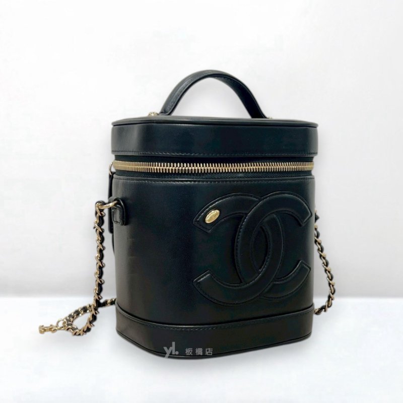 S5393-CHANEL 黑色羊皮淡金釦提把斜背化妝盒 AS0323-2