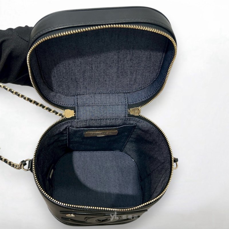 S5393-CHANEL 黑色羊皮淡金釦提把斜背化妝盒 AS0323-5