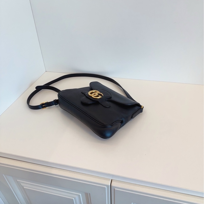 【98新🆕】Gucci 黑金全皮雙G扣郵差包-4
