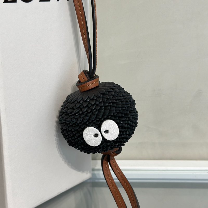 LOEWE X 神隱少女聯名系列煤炭精靈吊飾-1