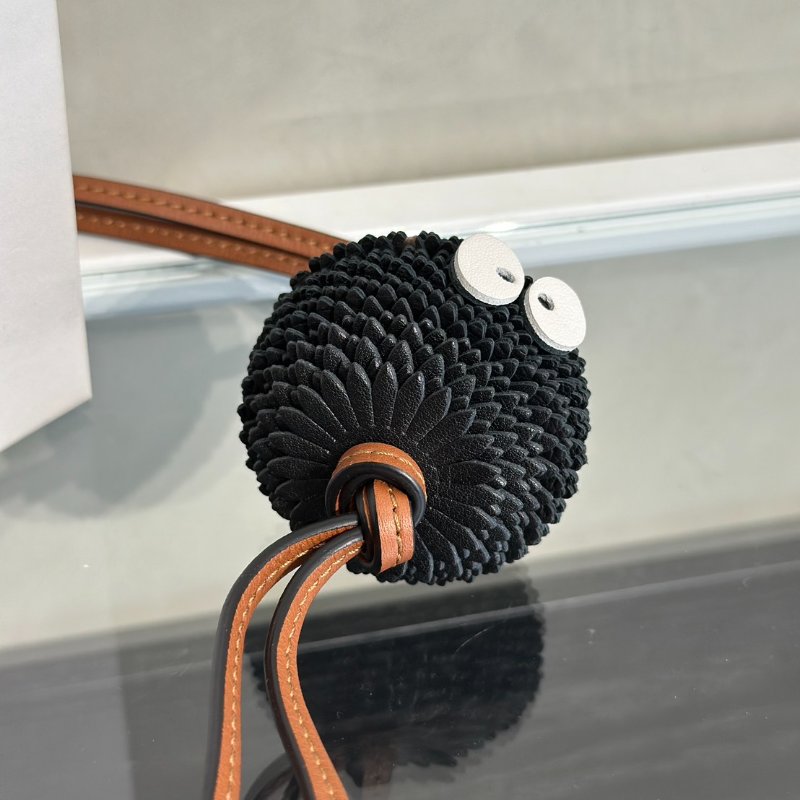 LOEWE X 神隱少女聯名系列煤炭精靈吊飾-3