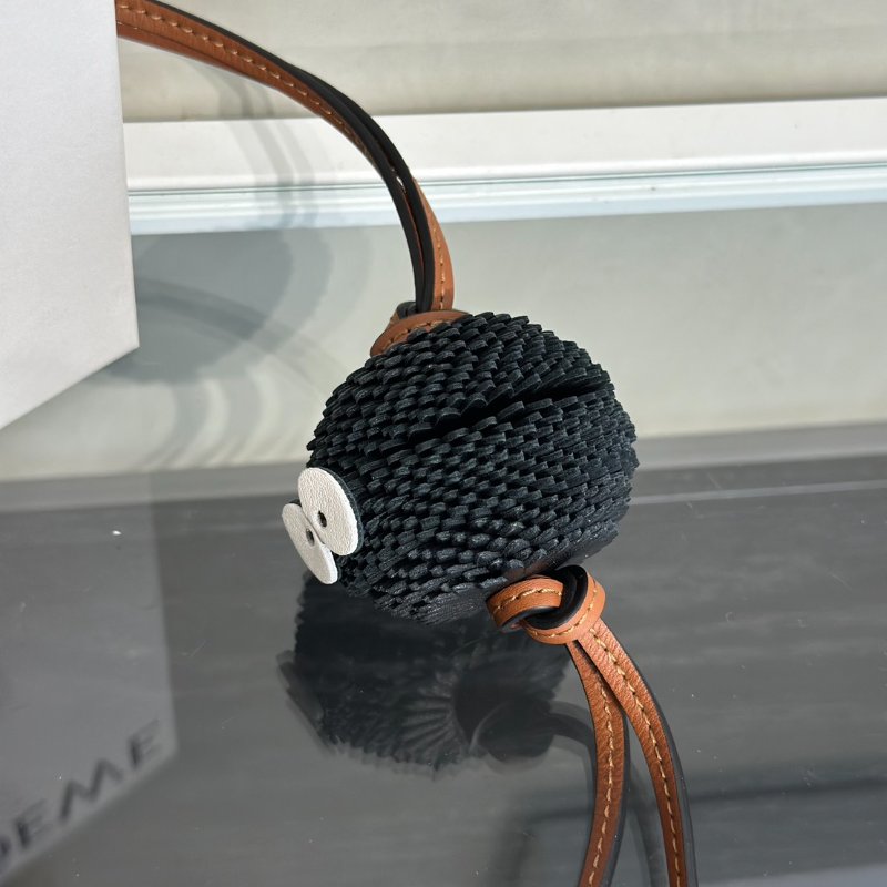 LOEWE X 神隱少女聯名系列煤炭精靈吊飾-4