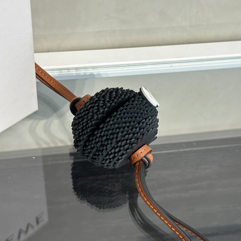 LOEWE X 神隱少女聯名系列煤炭精靈吊飾-5