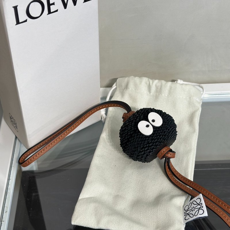 LOEWE X 神隱少女聯名系列煤炭精靈吊飾-7