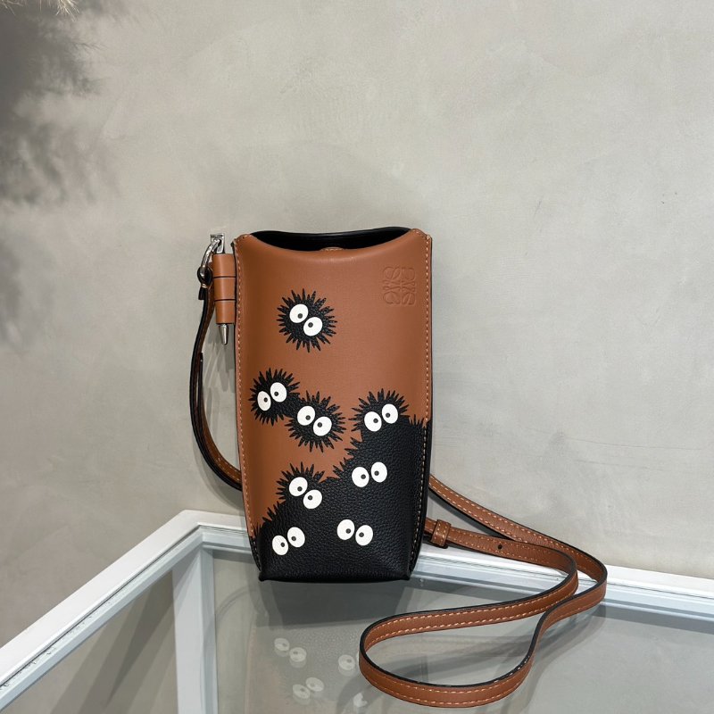 LOEWE X 神隱少女聯名系列煤炭精靈斜背手機包-0