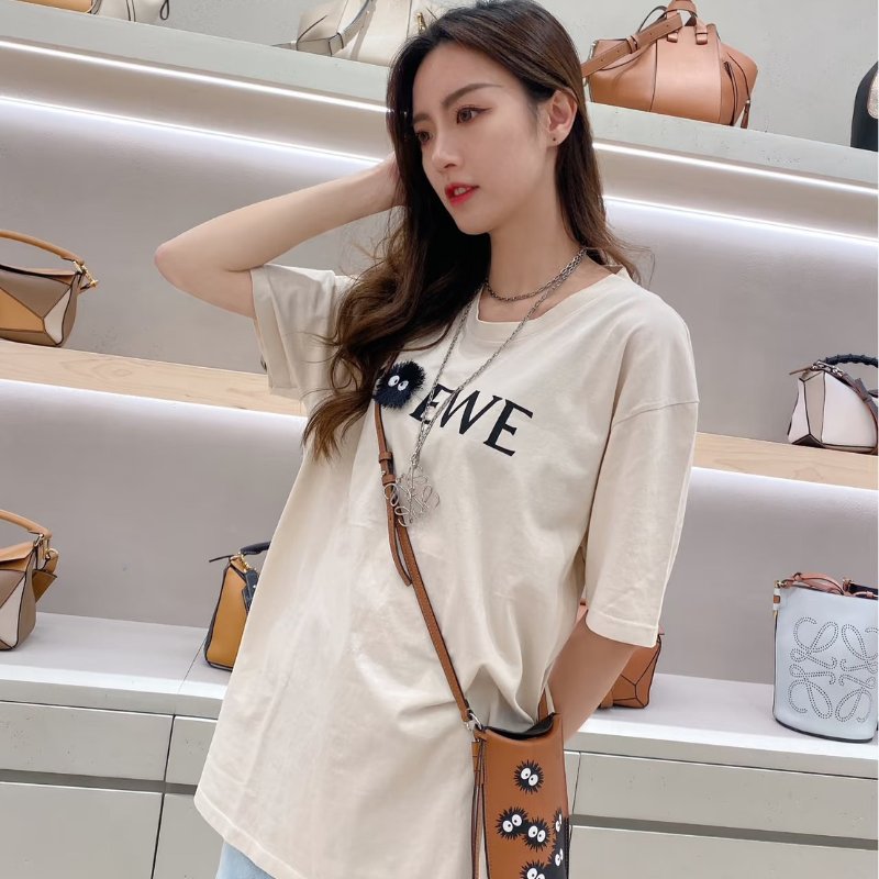 LOEWE X 神隱少女聯名系列煤炭精靈斜背手機包-1