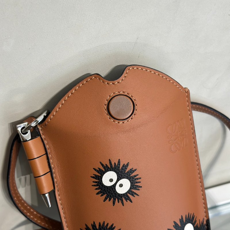 LOEWE X 神隱少女聯名系列煤炭精靈斜背手機包-2