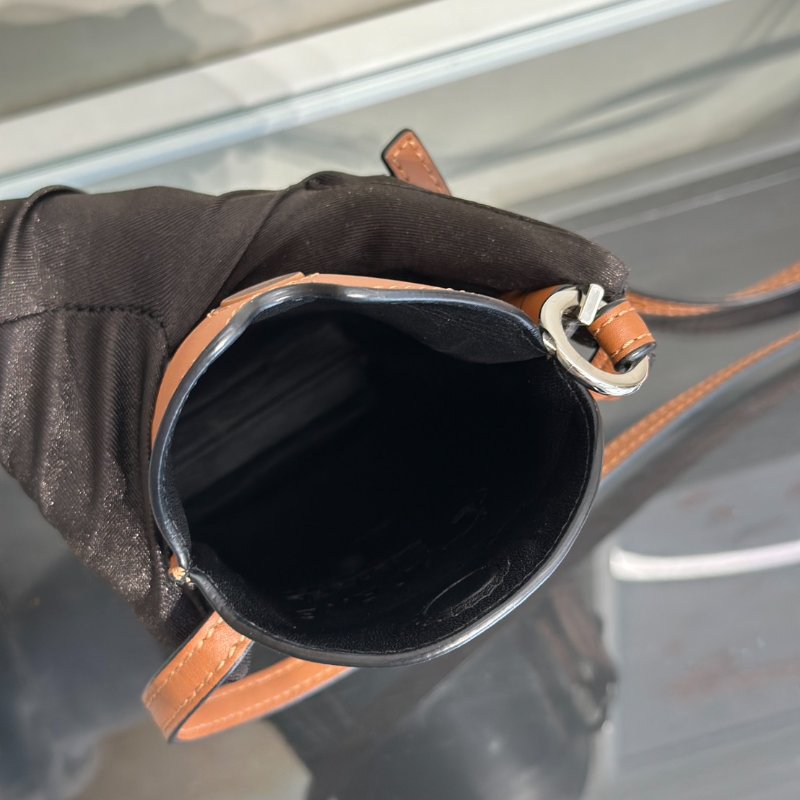 LOEWE X 神隱少女聯名系列煤炭精靈斜背手機包-3