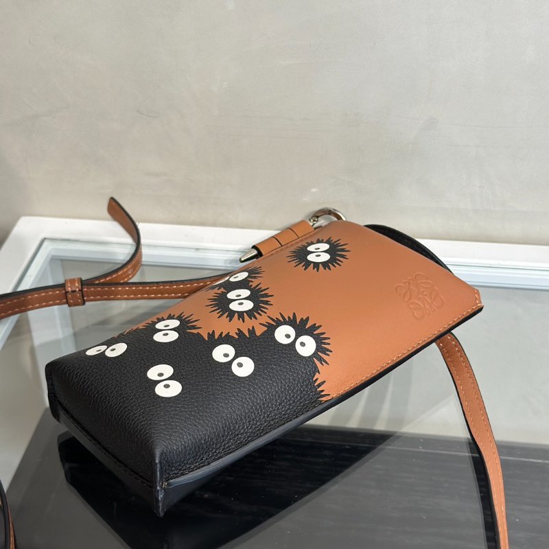 LOEWE X 神隱少女聯名系列煤炭精靈斜背手機包-4