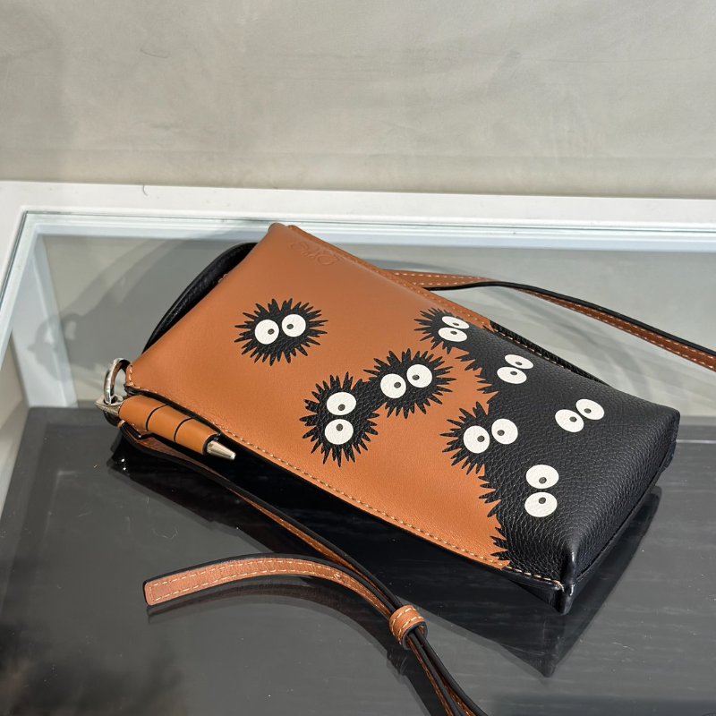 LOEWE X 神隱少女聯名系列煤炭精靈斜背手機包-5