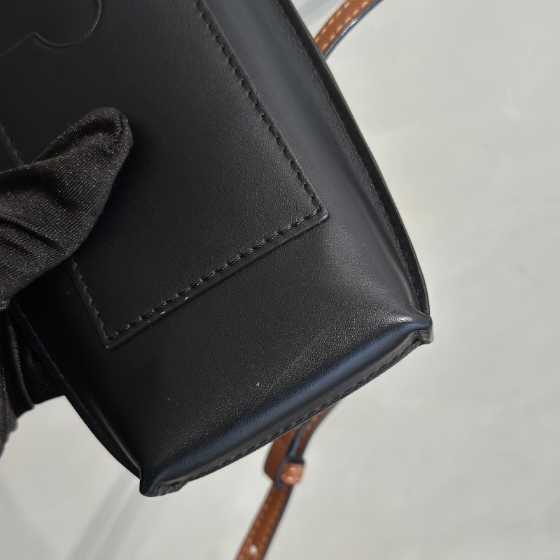 LOEWE X 神隱少女聯名系列煤炭精靈斜背手機包-6