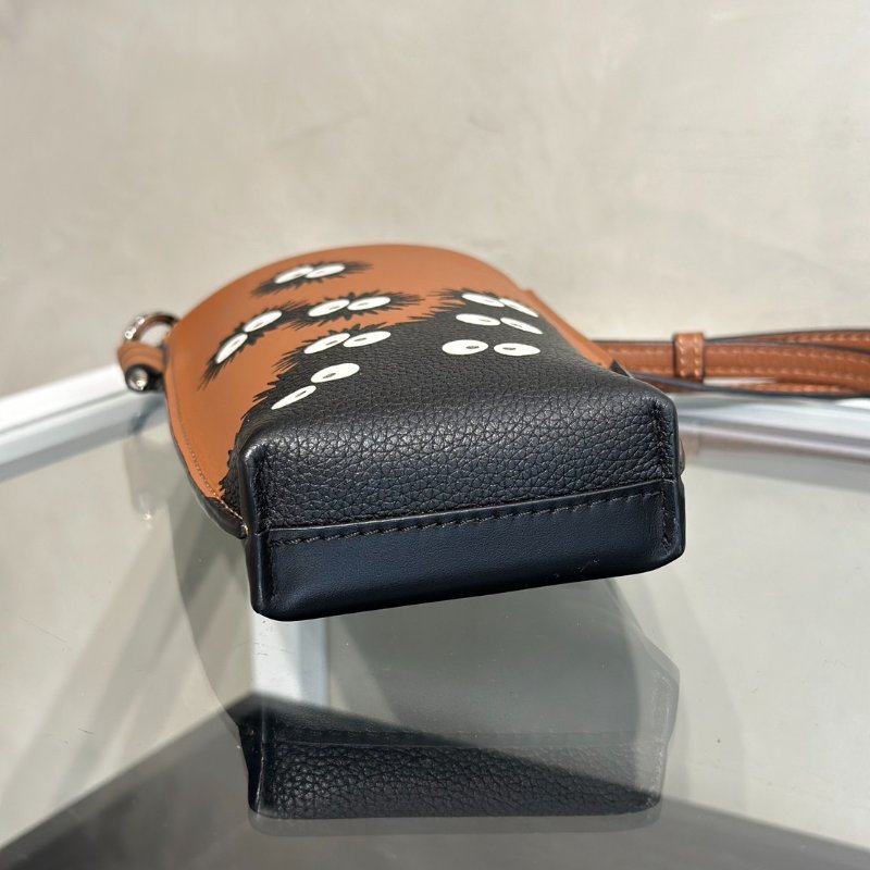 LOEWE X 神隱少女聯名系列煤炭精靈斜背手機包-8
