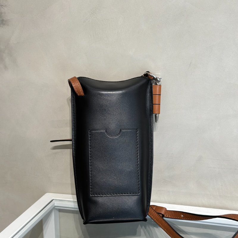 LOEWE X 神隱少女聯名系列煤炭精靈斜背手機包-9