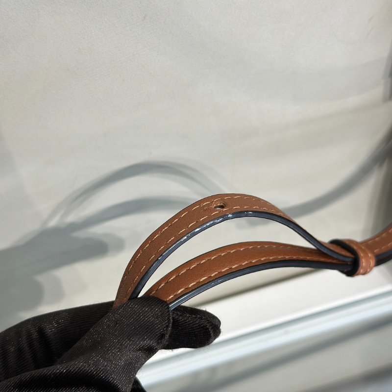 LOEWE X 神隱少女聯名系列煤炭精靈斜背手機包-10