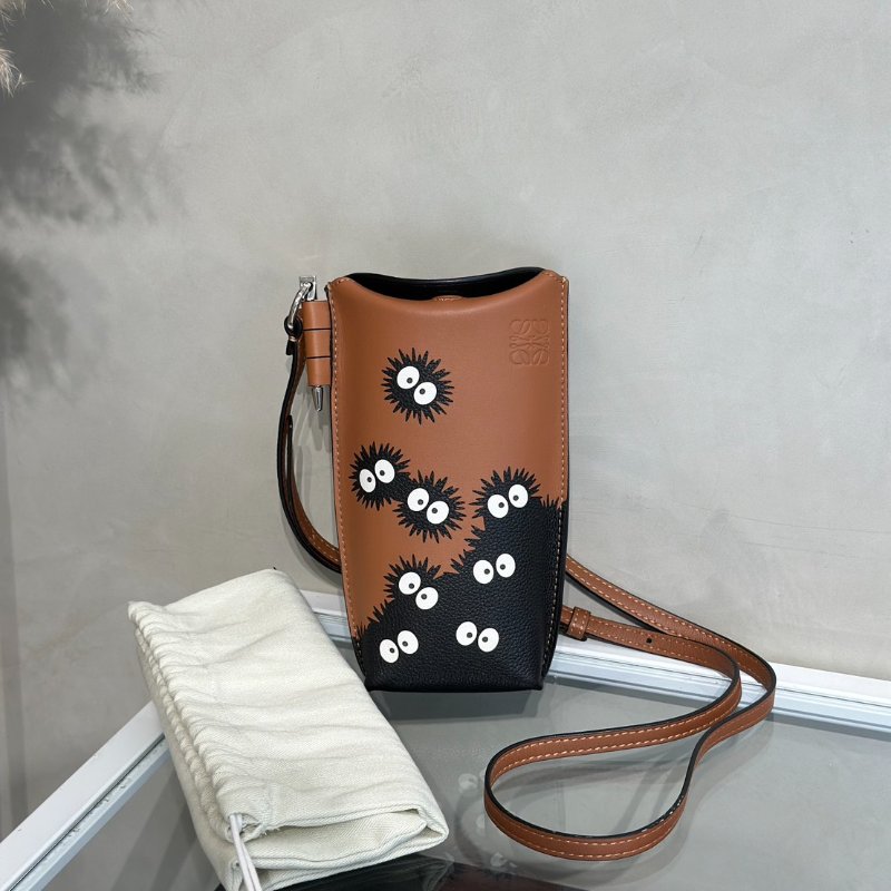 LOEWE X 神隱少女聯名系列煤炭精靈斜背手機包-11