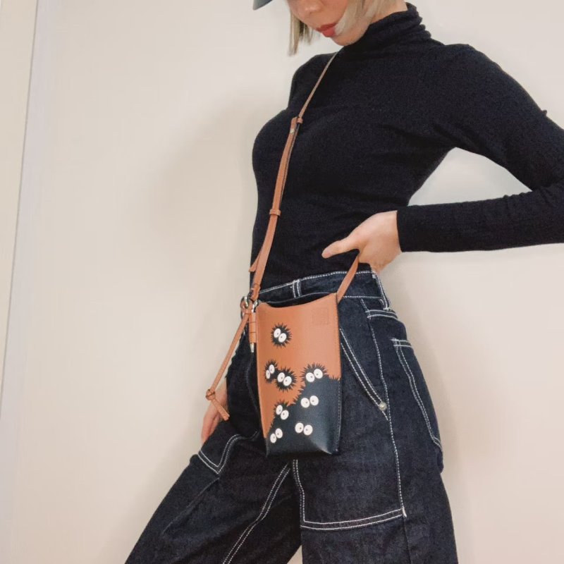 LOEWE X 神隱少女聯名系列煤炭精靈斜背手機包-12