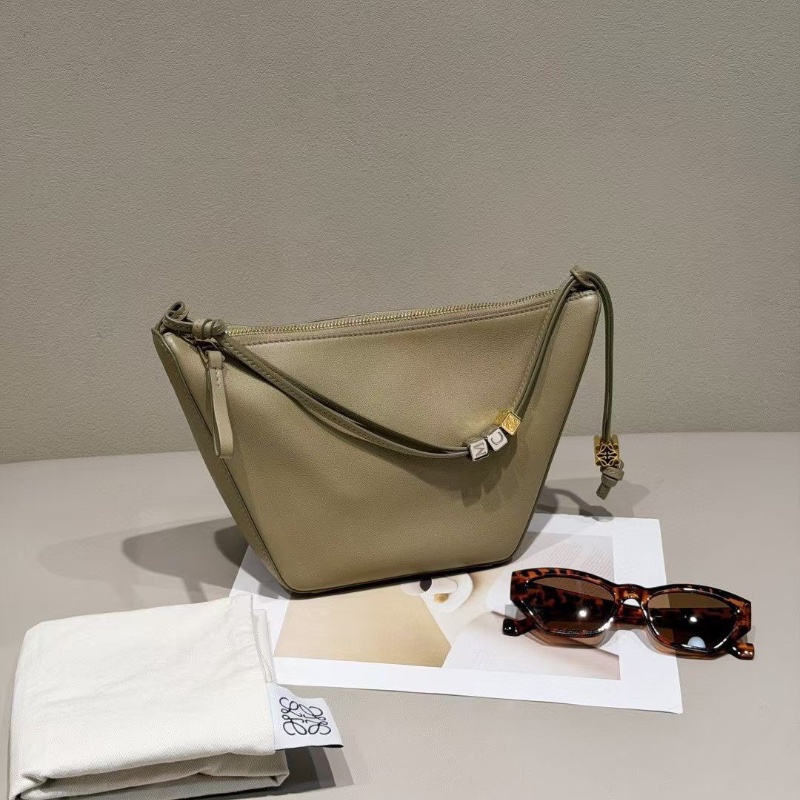 Loewe 粘土綠 Hammock hobo 牛皮肩背包Anagram小骰子點綴 15*16*10cm開口28cm 98新配件塵袋-1
