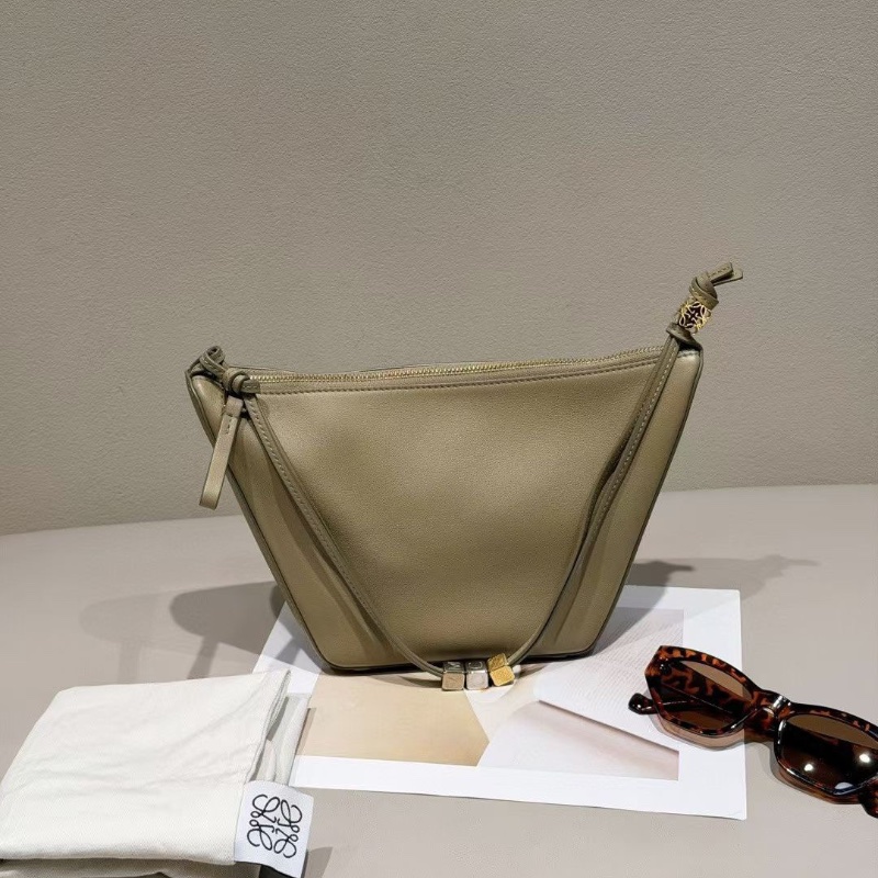 Loewe 粘土綠 Hammock hobo 牛皮肩背包Anagram小骰子點綴 15*16*10cm開口28cm 98新配件塵袋-6