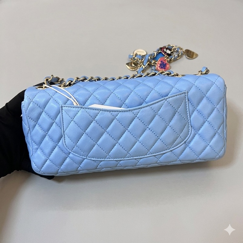 Chanel 香奈兒 情人節限定 愛心吊墜 藍色C F橫版 尺寸25*5*11-1