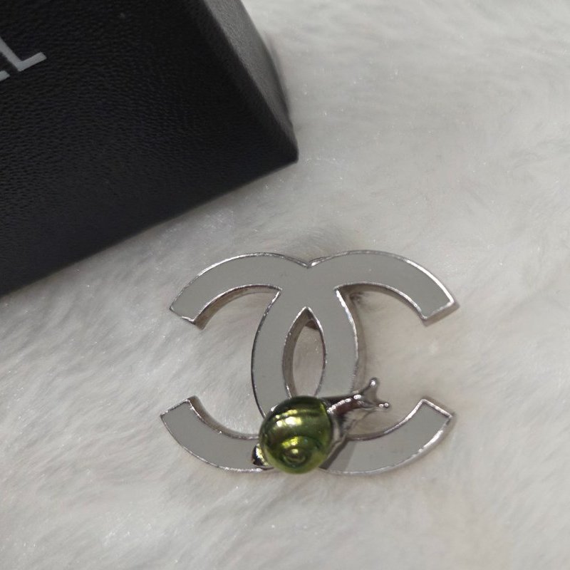 Chanel香奈兒雙C logo蝸牛貝殼琺瑯銀色胸針/ 別針-2