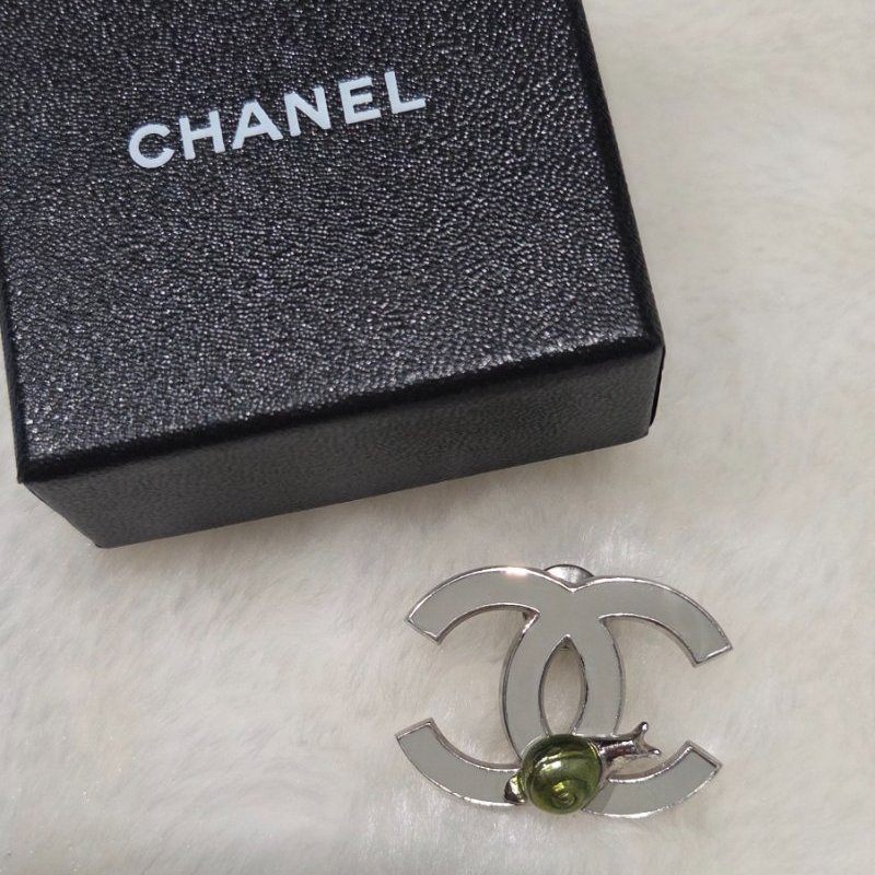 Chanel香奈兒雙C logo蝸牛貝殼琺瑯銀色胸針/ 別針-1