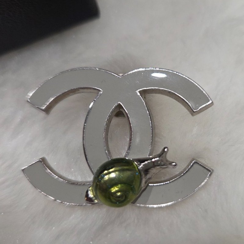Chanel香奈兒雙C logo蝸牛貝殼琺瑯銀色胸針/ 別針-3