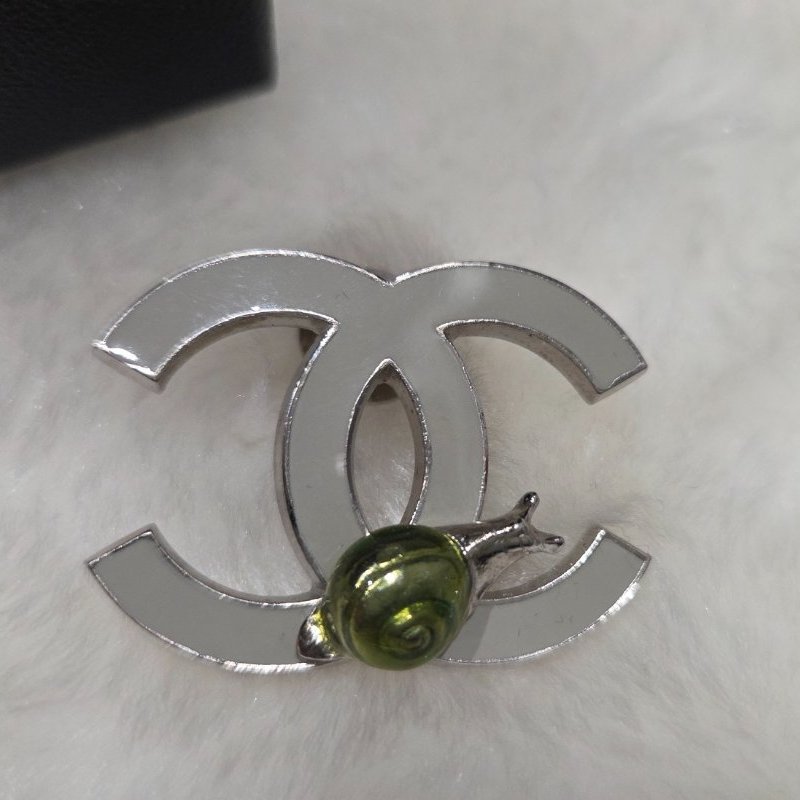 Chanel香奈兒雙C logo蝸牛貝殼琺瑯銀色胸針/ 別針-4