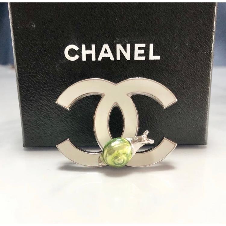 Chanel香奈兒雙C logo蝸牛貝殼琺瑯銀色胸針/ 別針-0
