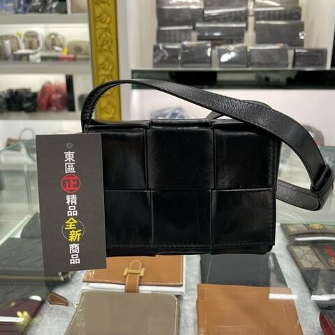 東區正精品㊣BOTTEGA VENETA BV MINI 667048 全新迷你黑色大格編織仿舊皮革吸釦翻蓋斜背包小廢包 RZ3440