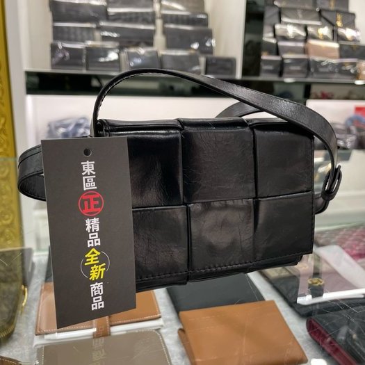 東區正精品㊣BOTTEGA VENETA BV MINI 667048 全新迷你黑色大格編織仿舊皮革吸釦翻蓋斜背包小廢包 RZ3440-1