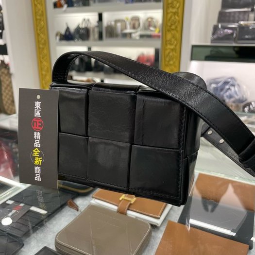 東區正精品㊣BOTTEGA VENETA BV MINI 667048 全新迷你黑色大格編織仿舊皮革吸釦翻蓋斜背包小廢包 RZ3440-2