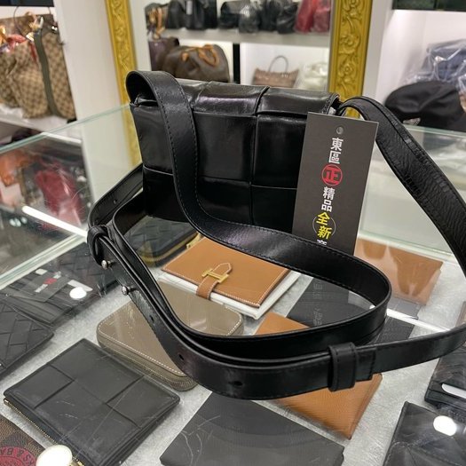 東區正精品㊣BOTTEGA VENETA BV MINI 667048 全新迷你黑色大格編織仿舊皮革吸釦翻蓋斜背包小廢包 RZ3440-3