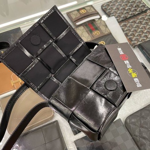 東區正精品㊣BOTTEGA VENETA BV MINI 667048 全新迷你黑色大格編織仿舊皮革吸釦翻蓋斜背包小廢包 RZ3440-4