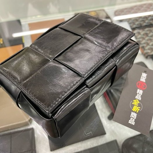 東區正精品㊣BOTTEGA VENETA BV MINI 667048 全新迷你黑色大格編織仿舊皮革吸釦翻蓋斜背包小廢包 RZ3440-7