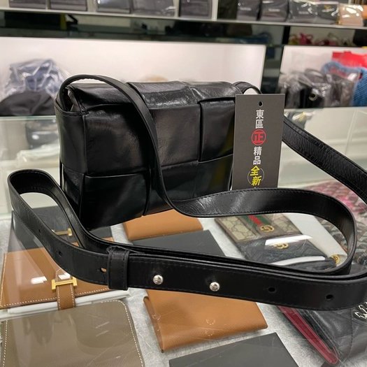 東區正精品㊣BOTTEGA VENETA BV MINI 667048 全新迷你黑色大格編織仿舊皮革吸釦翻蓋斜背包小廢包 RZ3440-8