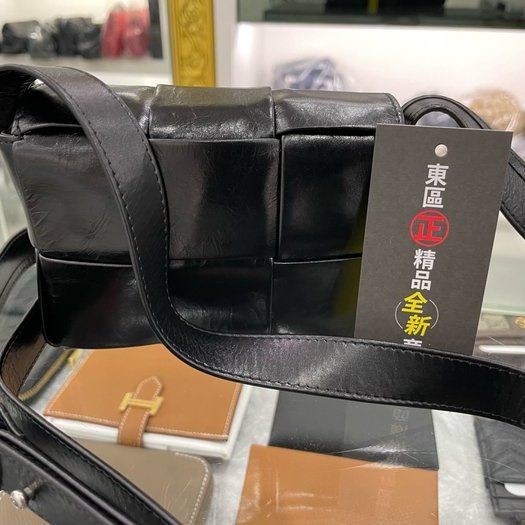 東區正精品㊣BOTTEGA VENETA BV MINI 667048 全新迷你黑色大格編織仿舊皮革吸釦翻蓋斜背包小廢包 RZ3440-9