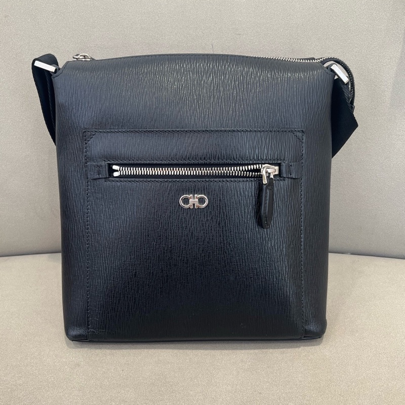 菲拉格慕斜挎包,黑色荔枝紋皮尺寸約24x25x5.5 附件:無-0