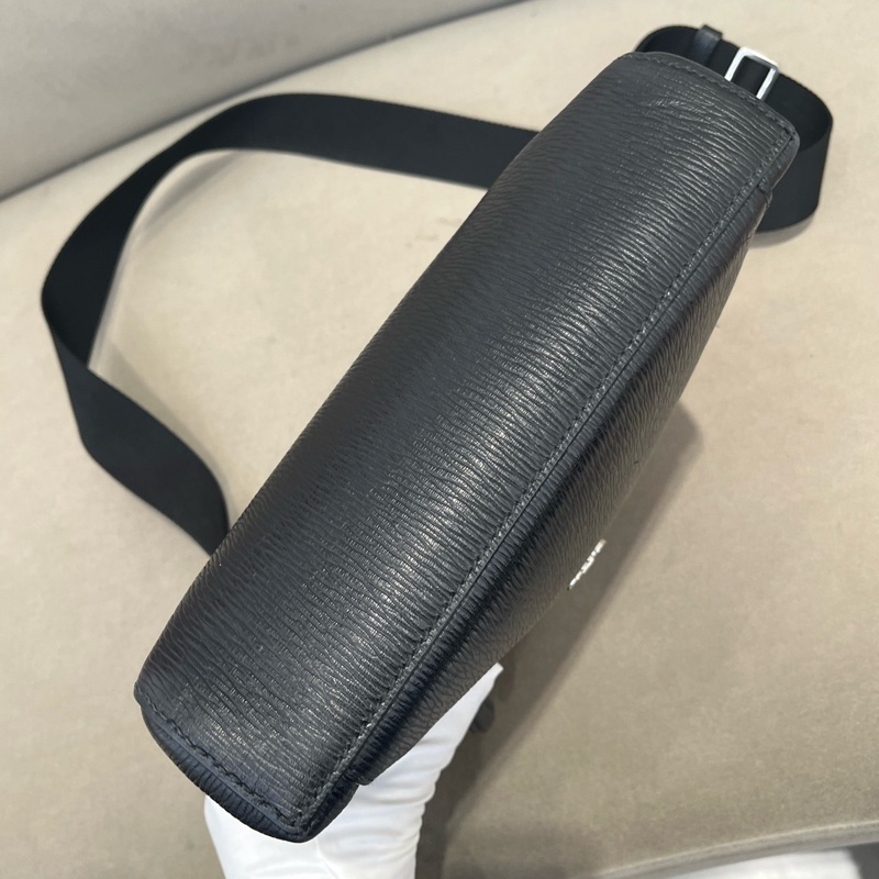 菲拉格慕斜挎包,黑色荔枝紋皮尺寸約24x25x5.5 附件:無-3