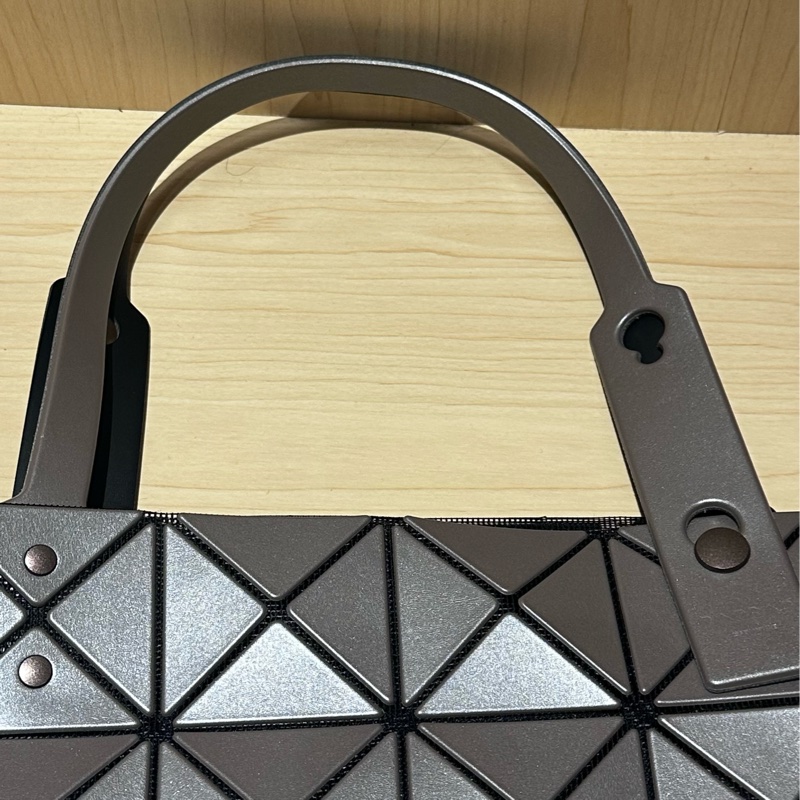 ISSEY MIYAKE 三宅一生 BAOBAO 6x6金屬啞光手提包 銀綜色-19